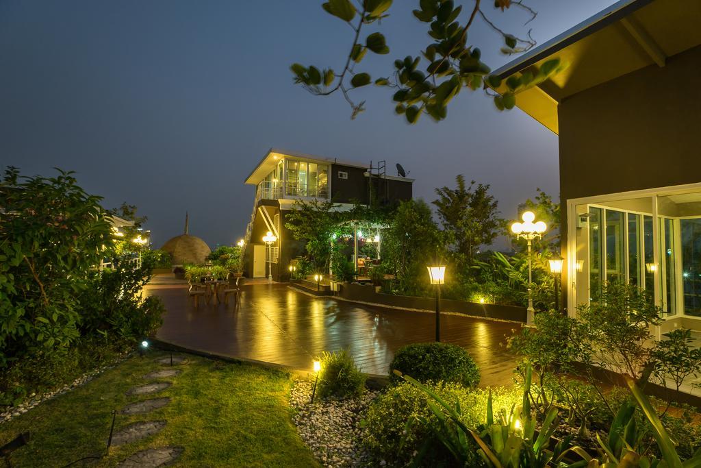 Beyond Suite Bangkok Exterior photo